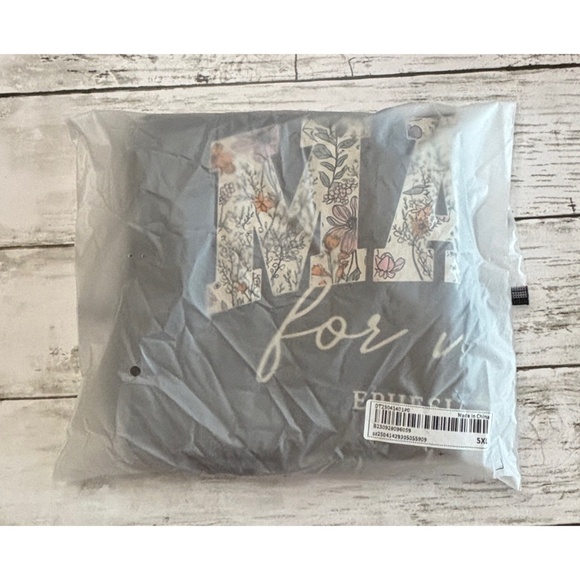 NEW Shein Curve Women's Plus Size Dark Gray Graphic Tee (Size 22/5XL) - Picture 10 of 10